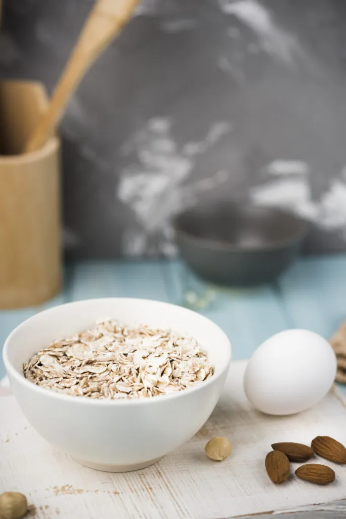 Yến mạch và sữa hạt trên bàn ăn sáng