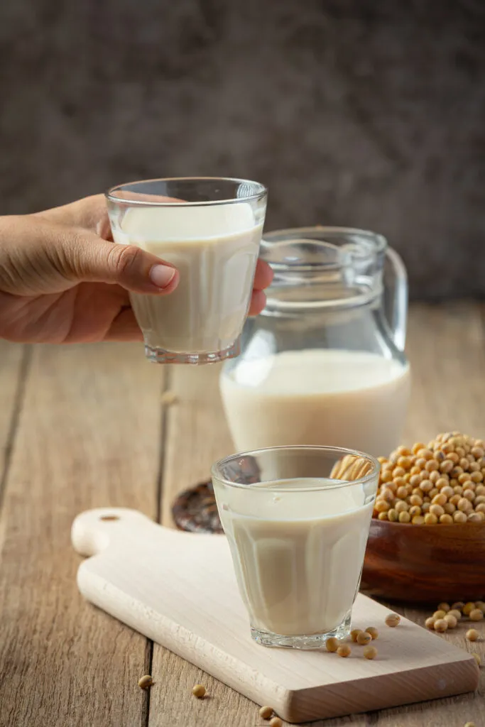 Sữa hạt với các hạt óc chó, hạnh nhân và chia giúp giảm huyết áp tự nhiên