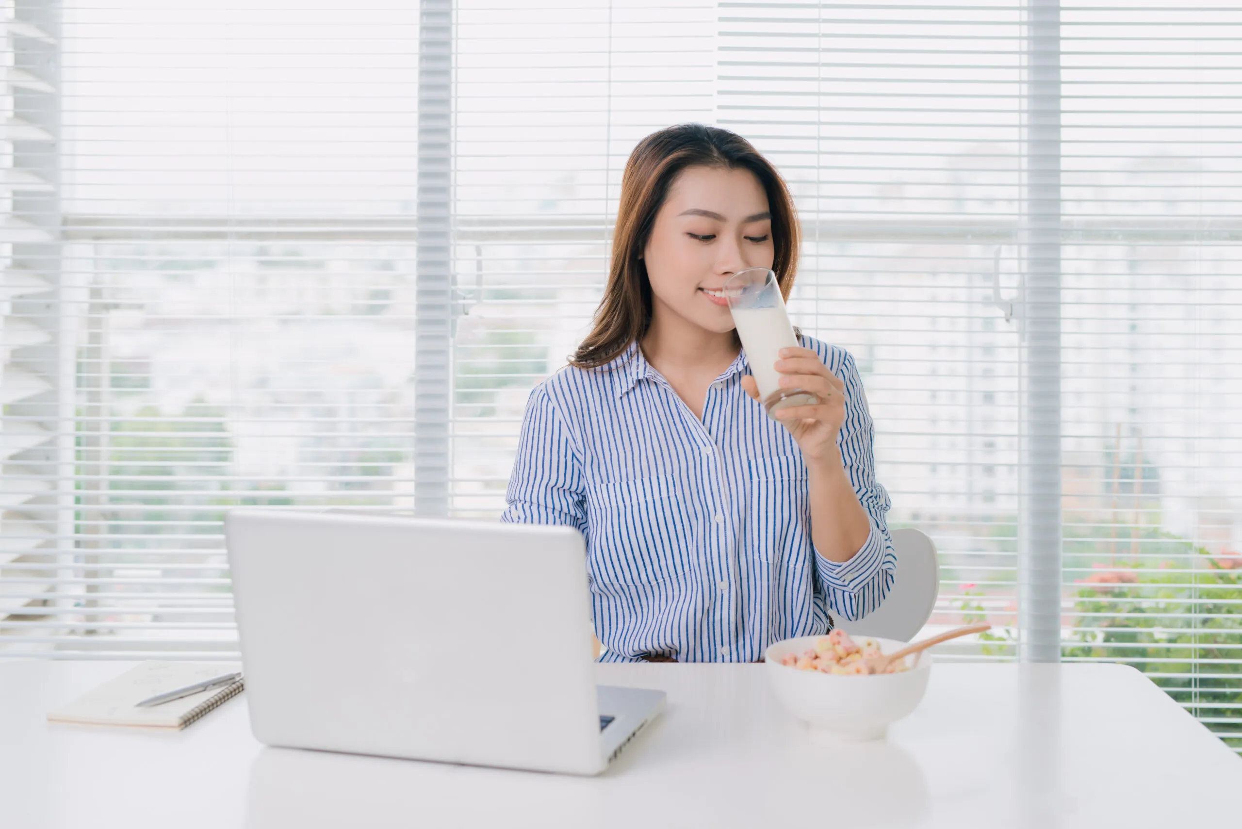 Nhân viên văn phòng uống sữa hạt thay snack