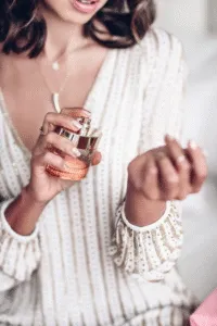 Sử dụng đúng liều lượng giúp mùi hương tinh tế hơn, xịt quá nhiều là lỗi thường gặp khi dùng nước hoa